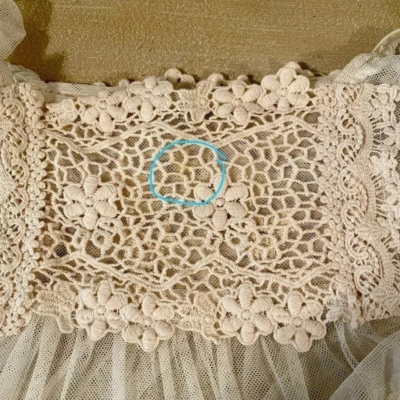 GORGEOUS crochet/lace tunic with bell sleeves. - Picture 5 of 11